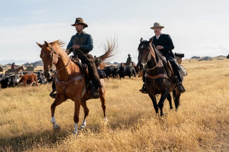 Two characters (played by Benedict Cumberbatch and Jesse Plemons) riding horses in The Power Of The Dog