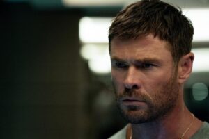 Crime 101 Chris Hemsworth glowering